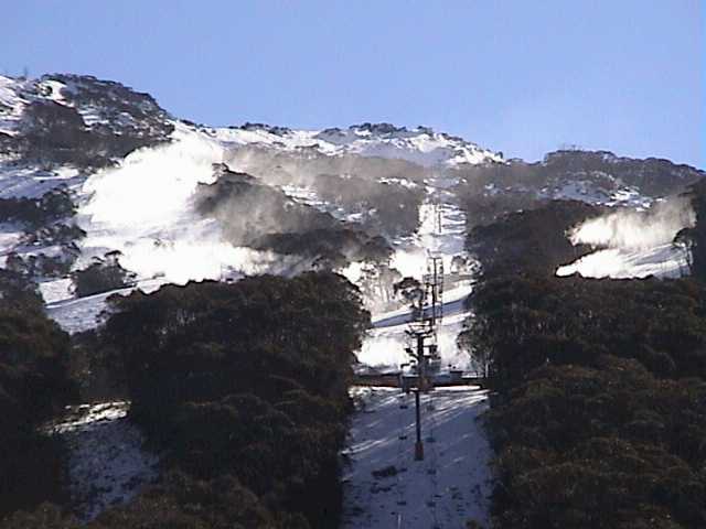 Snow guns on upper and mid Super Trail