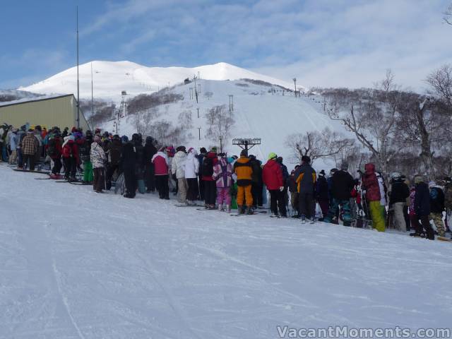 I had to crop Rosco's wide angel shot of the lift queue<BR>it continues out on both sides