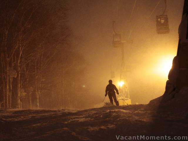 Traktorwoman night skiing