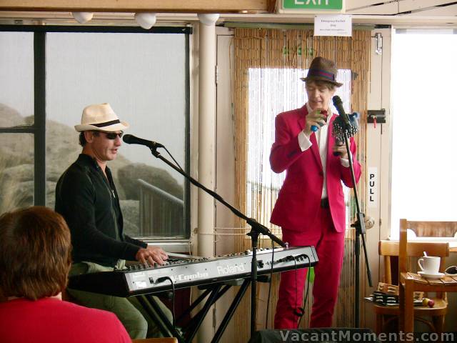 Glen on keyboards with Jeff Duff playing for lunch in Eagles Nest