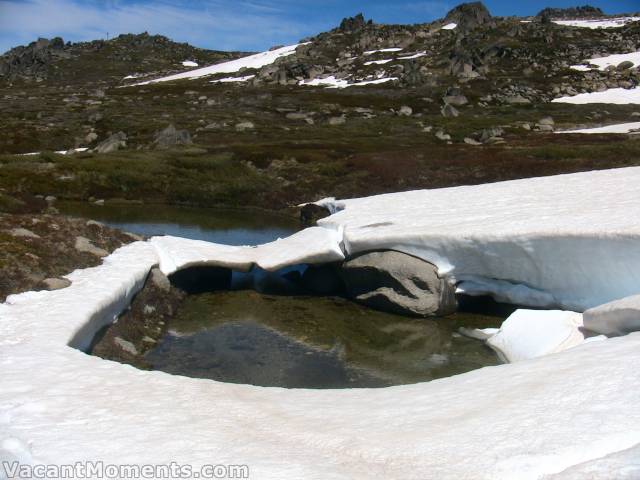 That snow bridge from <a href=rrr.asp?rrid=787 target=_blank>last Friday</a> is hanging in there - just