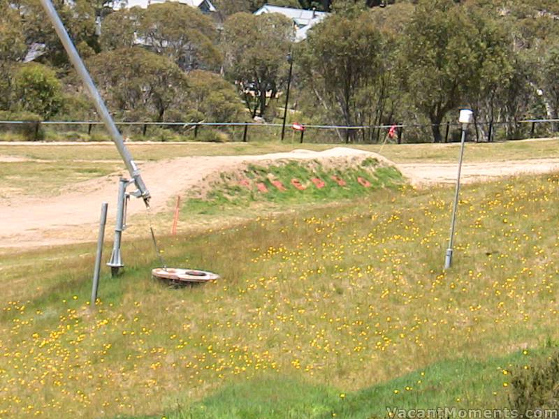 Wouldn't it be interesting if the MTB jumps were left through winter?<BR>This one is at the bottom of the Supertrail. Imagine the finish of the Top-to-Bottom races ;-)