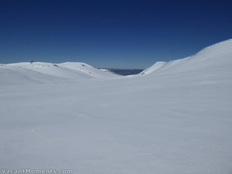 Looking down into Cootapatamba from up near Rawsons Pass<BR>The 2 small dots on the left are skiers, the even smaller dot to the right is a helicopter