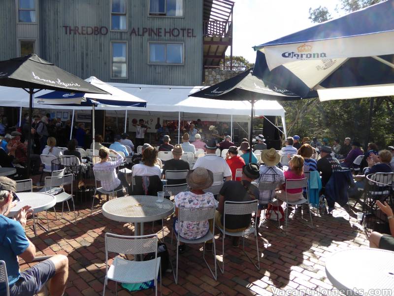 The new big marquee by the hotel pool providing more shade for bands and BBQ & bar staff