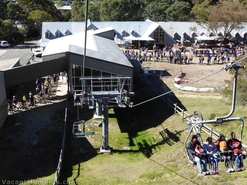 Easter Saturday morning with long queues for foot passengers (on right) and<BR>a long queue for mountain bikes (on left) that went back past the Ski Patrol office to Snowgums chair